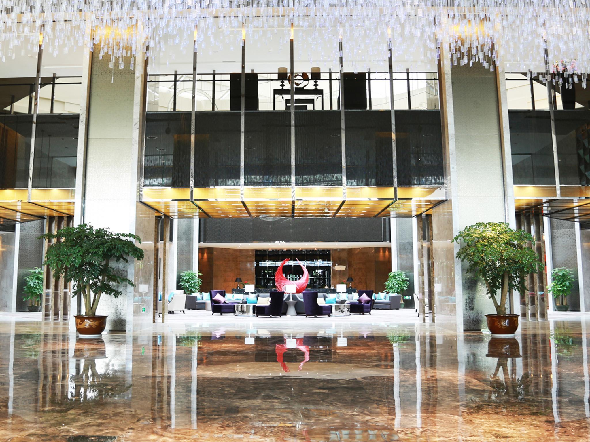 فندق ليوشوفي  فندق رمادا بلازا ليوزو ليودونج المظهر الخارجي الصورة